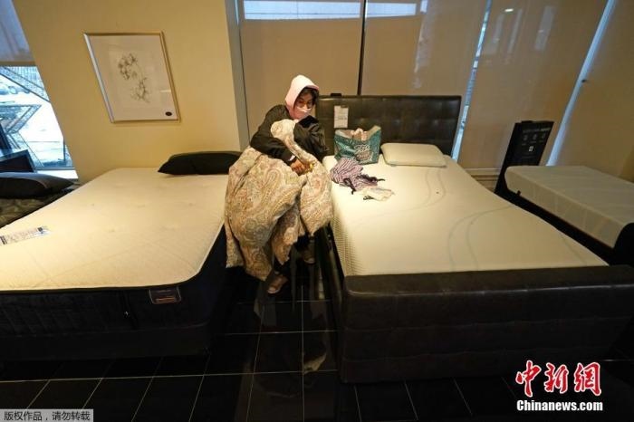 當(dāng)?shù)貢r間2月17日，美國得州的一家畫廊兼家具店內(nèi)，大批民眾來此避寒取暖，其中不乏一些人帶著被子來過夜。美國近日遭遇極寒天氣侵襲，多地氣溫創(chuàng)近年新低，其中得州災(zāi)情最嚴重，暴風(fēng)雪導(dǎo)致電網(wǎng)在酷寒中癱瘓，約400萬居民家中長時間停電。美國國家氣象局表示，得州休斯敦等地的氣溫甚至比靠近北極圈的阿拉斯加還要低。