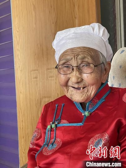 薩仁托婭拍攝的“草原母親”。　薩仁托婭供圖