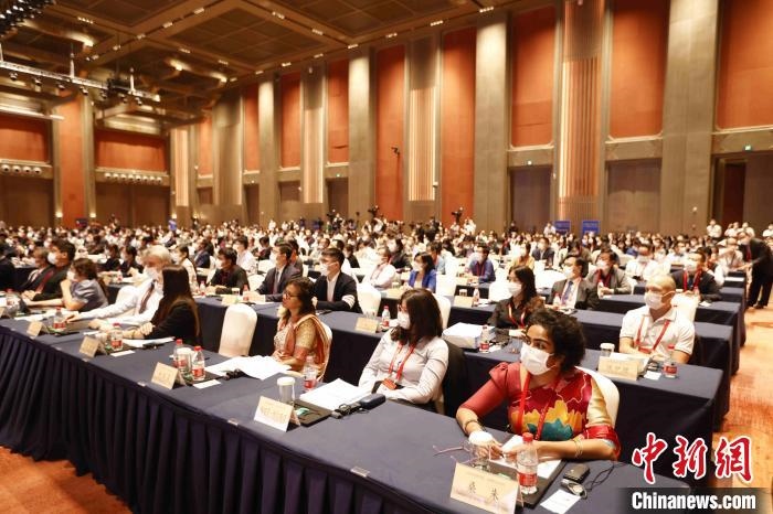 500余名專家學者、嘉賓代表以線上線下方式參加開幕式?！∈⒓样i 攝