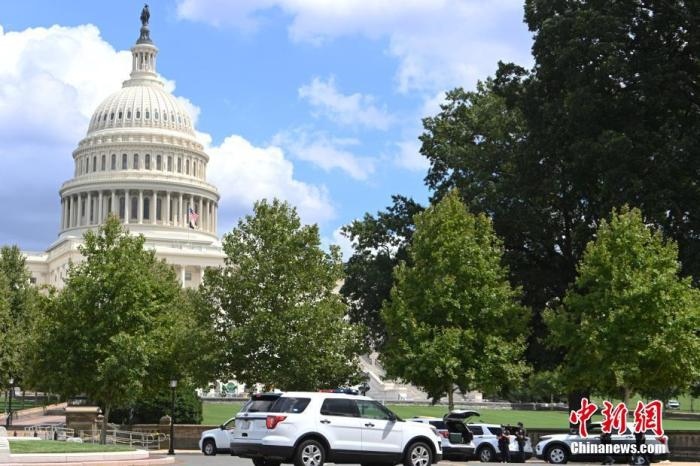 當?shù)貢r間8月19日，一名男子駕駛黑色皮卡至國會圖書館前，并聲稱車上有炸彈。該事件導(dǎo)致美國國會大廈周邊街道封鎖，警方還疏散了周邊國會辦公樓和聯(lián)邦最高法院里的工作人員。圖為警方在美國會大廈西側(cè)廣場警戒。 <a target='_blank' href='http://www.chinanews.com/'>中新社</a>記者 陳孟統(tǒng) 攝