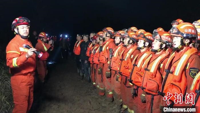 平遙縣消防救援大隊大隊長龔宇作總攻發(fā)起前的動員。　閆旭輝 攝