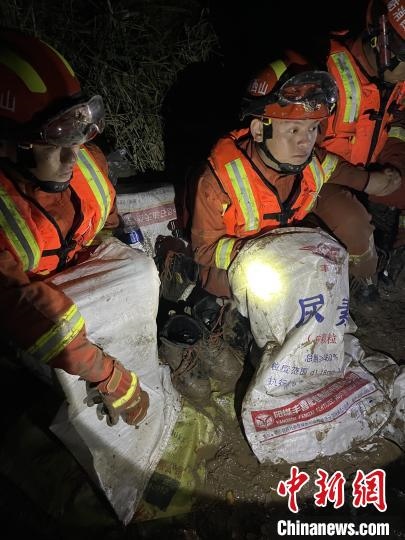 短暫修整期間，消防員脫掉鞋襪，用編織袋套住腿腳保暖?！￠Z旭輝 攝