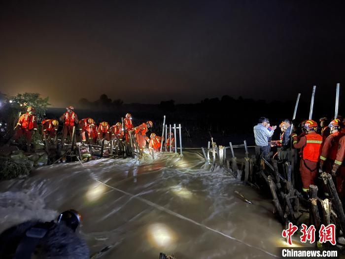消防員分成左右兩路，同時發(fā)起決口封堵總攻?！￠Z旭輝 攝