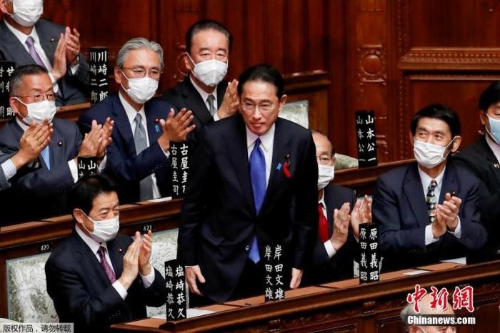 當?shù)貢r間10月4日，日本自民黨總裁岸田文雄經(jīng)過眾院全體會議的首相指名選舉成為第100任首相。圖為岸田文雄（中）起身致謝。