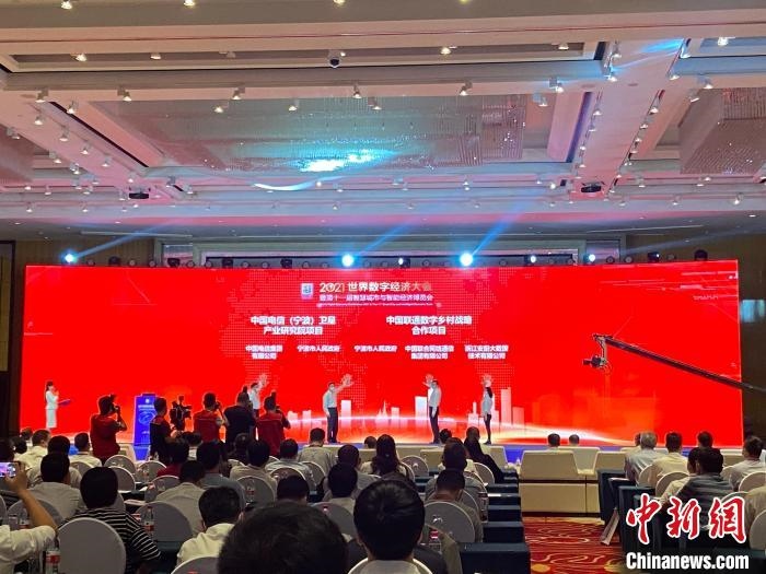 簽約現(xiàn)場(chǎng)?！×植?攝