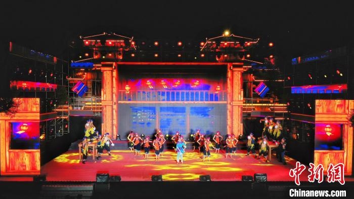 2021昭君文化旅游活動專場晚會現(xiàn)場?！≈苄橇?攝