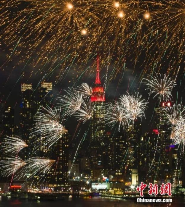 　　2018年，中國(guó)駐紐約總領(lǐng)事館前的哈德遜河上空燃放起焰火，慶祝中國(guó)狗年春節(jié)。