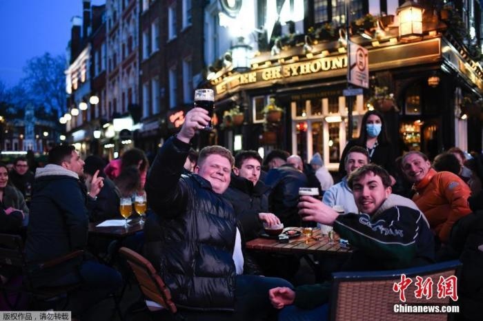 當地時間2021年4月12日，英國進入放松疫情封鎖措施的第二階段。商鋪、理發(fā)店、健身房等被允許重新開張，酒吧和餐館也可以在室外營業(yè)。據悉，酒吧解封的第一晚，倫敦大批民眾在市中心喝酒跳舞，場面宛如狂歡節(jié)。