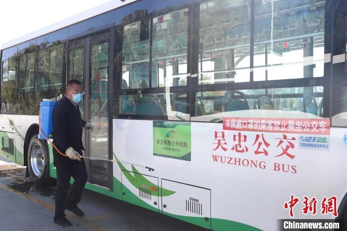 工作人員正在對(duì)公交車進(jìn)行消殺?！∮诰?攝