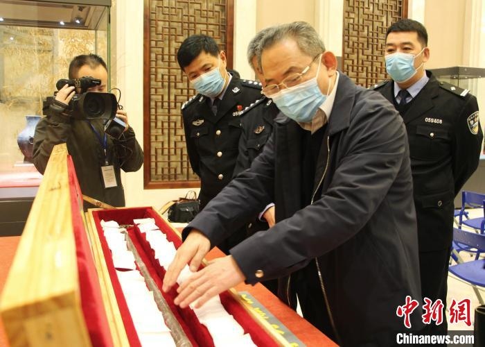 山東博物館館長鄭同修介紹涉案文物龍首錯銀木柲銅杖?！≮w曉 攝