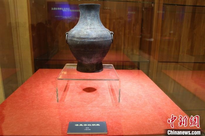 二級文物戰(zhàn)國時期漆蓋云紋銅壺?！≮w曉 攝