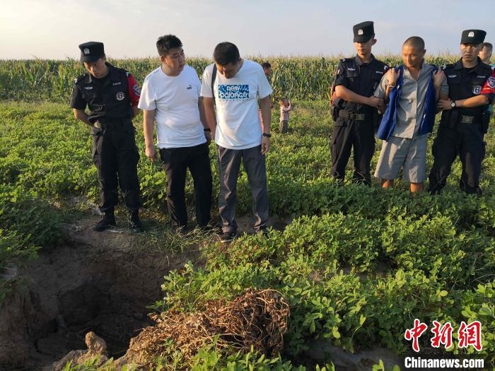 資料圖：犯罪嫌疑人辨認作案現(xiàn)場?！〖蜗榭h公安局供圖