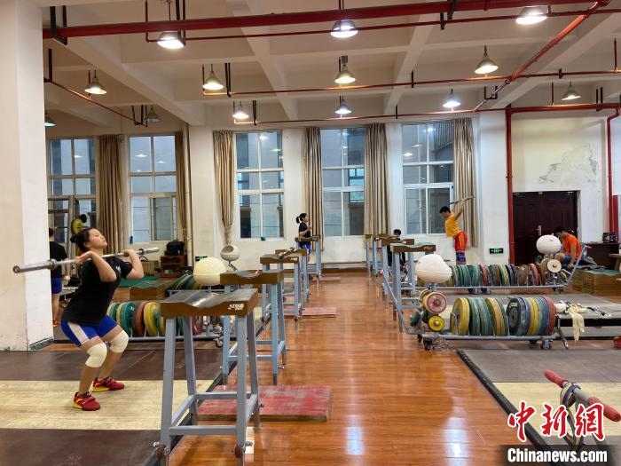 石智勇的師弟師妹們訓(xùn)練場景?！×植?攝