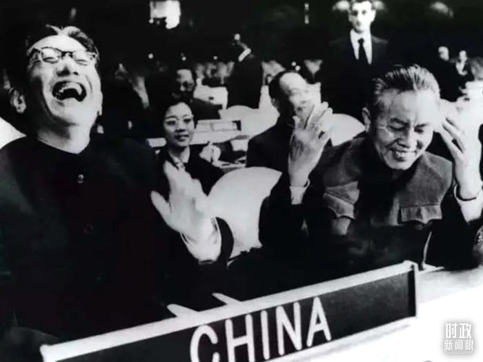 △1971年11月15日，以外交部副部長喬冠華(左一)為團(tuán)長、黃華(右一)為副團(tuán)長的中國代表團(tuán)，首次出現(xiàn)在聯(lián)合國大會上。(資料圖)