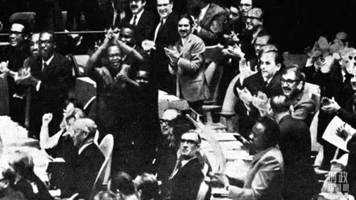 △第2758號決議通過后，現(xiàn)場爆發(fā)出熱烈歡呼聲。(資料圖)