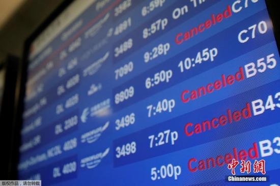 水管破裂造成第四航站樓的多家航班延誤或取消。圖為航站樓內(nèi)的電子公告牌顯示航班信息。