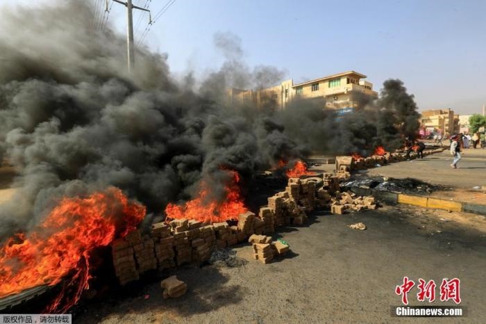 當(dāng)?shù)貢r間10月25日，蘇丹局勢發(fā)生突變，過渡政府總理被“綁架”，政府部長被軍方抓捕，國家進入緊急狀態(tài)，大量民眾走上街頭對軍方行動進行抗議，已有7人在抗議活動中死亡，140人受傷。圖為抗議活動中燃燒的輪胎。