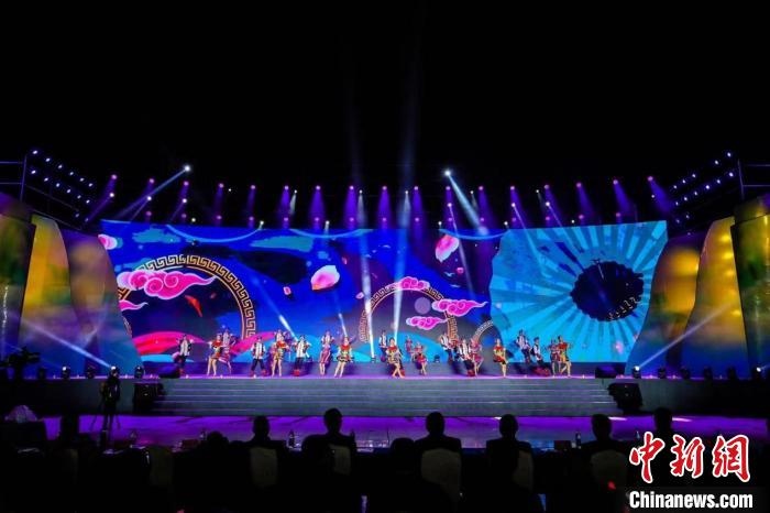 圖為中國·重慶秀山第二屆“金山銀山”文化旅游節(jié)開幕現(xiàn)場?！⌒闵娇h文旅委供圖