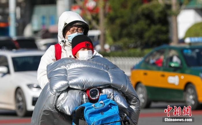 資料圖：市民在大風降溫天氣下出行。 <a target='_blank' href='http://www.chinanews.com/'>中新社</a>記者 賈天勇 攝