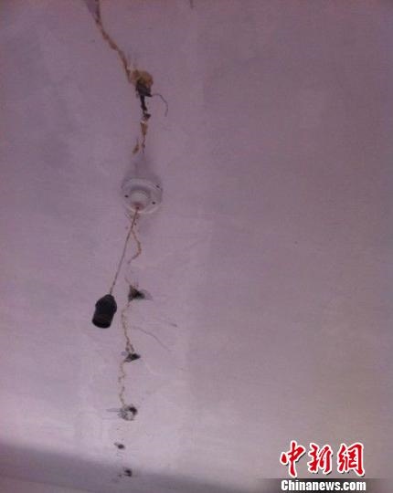 資料圖：房頂開(kāi)裂。