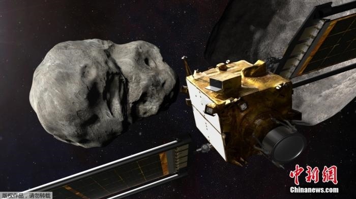 當(dāng)?shù)貢r(shí)間11月4日，法新社公布了兩張來(lái)自美國(guó)宇航局的太空效果圖，畫面顯示一艘宇宙飛船從小行星后面進(jìn)行撞擊。據(jù)悉，美國(guó)宇航局計(jì)劃讓一艘以每小時(shí)24000公里的速度飛行的宇宙飛船撞上一顆小行星以進(jìn)行“行星防御”測(cè)試，雖然地球尚且沒(méi)有面臨如此緊迫的危險(xiǎn)。