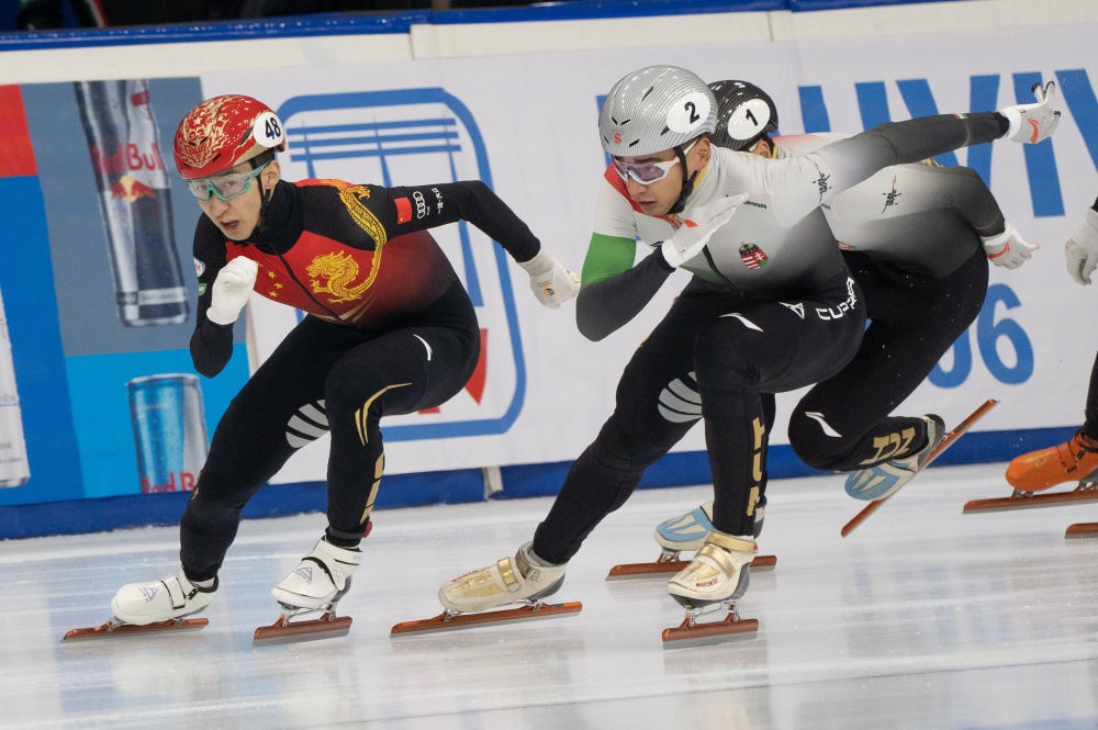 11月20日，中國選手武大靖(左)和匈牙利選手劉少林在比賽中。劉少林奪得冠軍，武大靖獲得第四名。新華社發(fā)(弗爾季·奧蒂洛 攝)