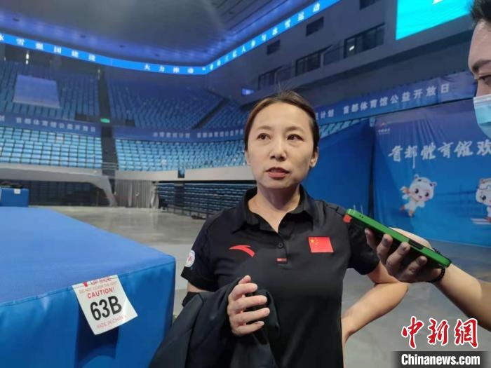 中國滑冰協(xié)會主席、前中國短道速滑隊主教練李琰表示，”冰雪惠民計劃“能推動更多人上冰 郝凌宇 攝