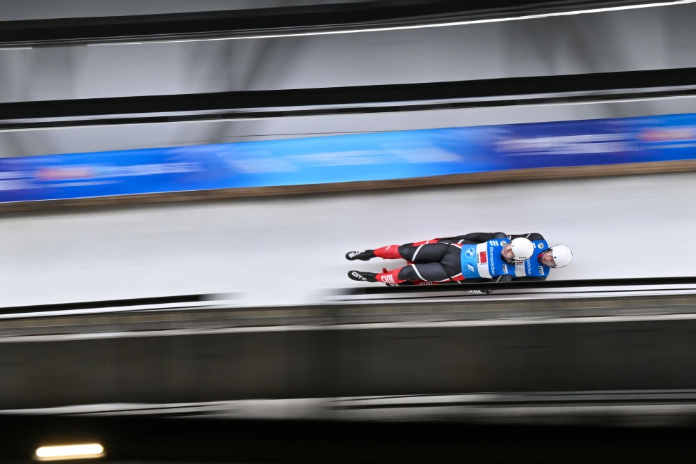 11月21日，“相約北京”國際雪橇聯(lián)合會雪橇世界杯，中國選手黃葉波/彭俊越在團(tuán)體接力比賽中。新華社記者陳益宸攝