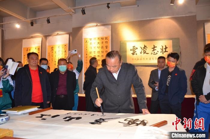 圖為“鐵軍老戰(zhàn)士”、著名書法家、解放軍報原副總編輯連俊義少將現(xiàn)場揮毫?！☆佇玛?攝 攝