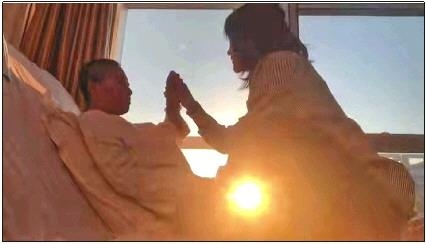 每天早上媽媽醒來后，母女倆都會(huì)迎著晨曦握手、擊掌?！∫曨l截圖