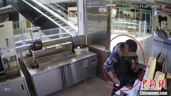 嫌疑人實施犯罪行為的監(jiān)控視頻?！↑S浦公安供圖