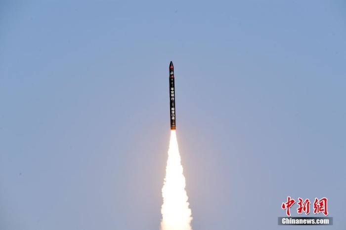 北京時(shí)間2021年12月7日12時(shí)12分，谷神星一號(hào)遙二運(yùn)載火箭在中國(guó)酒泉衛(wèi)星發(fā)射中心成功發(fā)射升空，將搭載的天津大學(xué)一號(hào)、麗澤一號(hào)、寶醞號(hào)、金紫荊五號(hào)、金紫荊一號(hào)03星等5顆小衛(wèi)星順利送入預(yù)定軌道，發(fā)射任務(wù)獲得圓滿成功。汪江波 攝