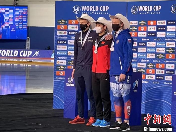 寧忠?guī)r在頒獎(jiǎng)儀式上?！『邶埥◇w育局提供