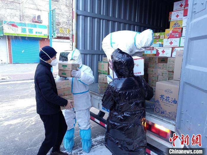 圖為滿洲里物資保障巡回補(bǔ)給車(chē)隊(duì)配貨現(xiàn)場(chǎng)?！∏靥饌?攝