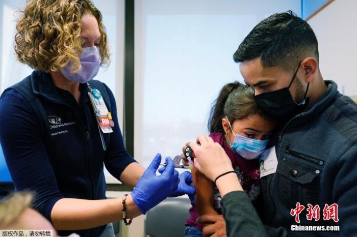 資料圖：當(dāng)?shù)貢r(shí)間11月3日，美國華盛頓，國立兒童醫(yī)院為孩子接種疫苗。美國新冠疫苗接種進(jìn)入了一個(gè)新階段，數(shù)百萬名小學(xué)生現(xiàn)在可以接種疫苗。