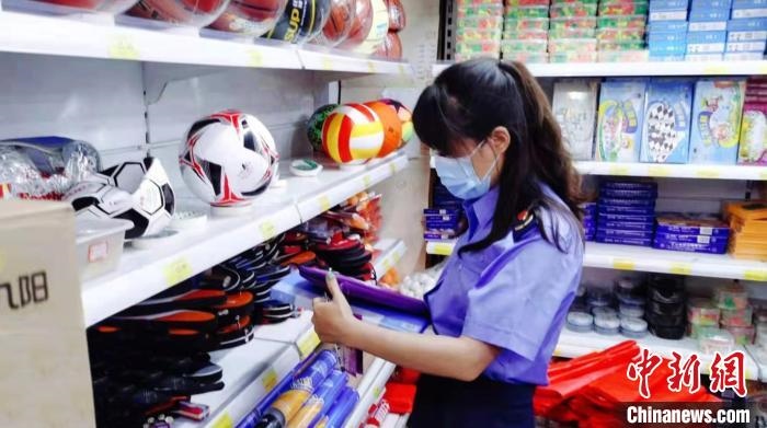 圖為秦皇島市海港區(qū)市場監(jiān)督管理局工作人員正在檢查涉冬奧標(biāo)志商品?！∏鼗蕧u市海港區(qū)市場監(jiān)督管理局供圖