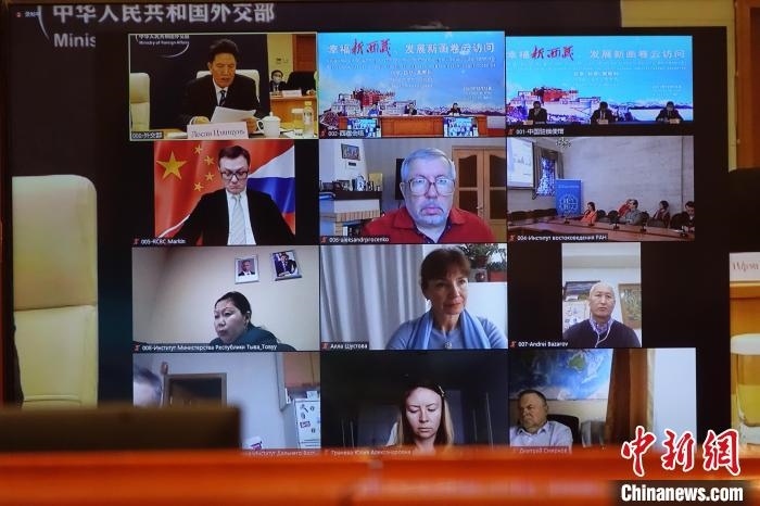 “幸福新西藏、發(fā)展新畫卷”云訪問活動(dòng)在拉薩、北京、莫斯科等地同時(shí)舉行。　冉文娟 攝