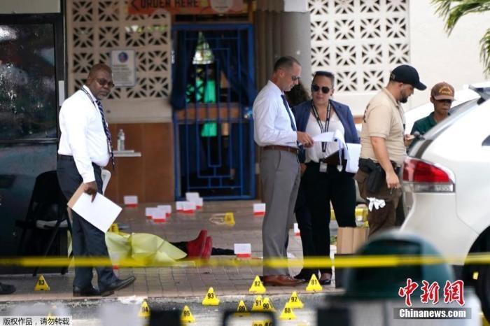 當(dāng)?shù)貢r(shí)間5月30日凌晨，位于美國(guó)佛羅里達(dá)州東南部的邁阿密戴德縣發(fā)生大規(guī)模槍擊事件，造成2人死亡、20多人受傷。圖為槍擊案現(xiàn)場(chǎng)。