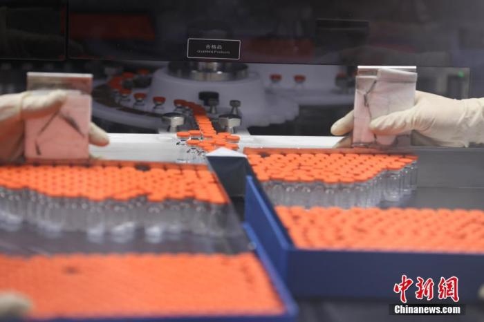 資料圖：北京科興中維生物技術(shù)有限公司生產(chǎn)線上的疫苗。 <a target='_blank' href='/'>中新社</a>記者 蔣啟明 攝 　