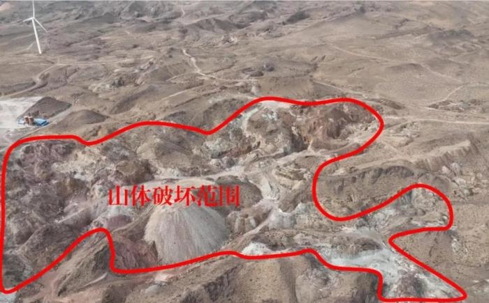  2021年12月12日，督察組使用無人機(jī)拍攝，中寧縣馬道梁北部歷史遺留礦山破壞山體面積達(dá)240余畝，現(xiàn)場滿目瘡痍、千瘡百孔