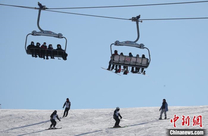 圖為滑雪場現(xiàn)場?！≡S婷 攝