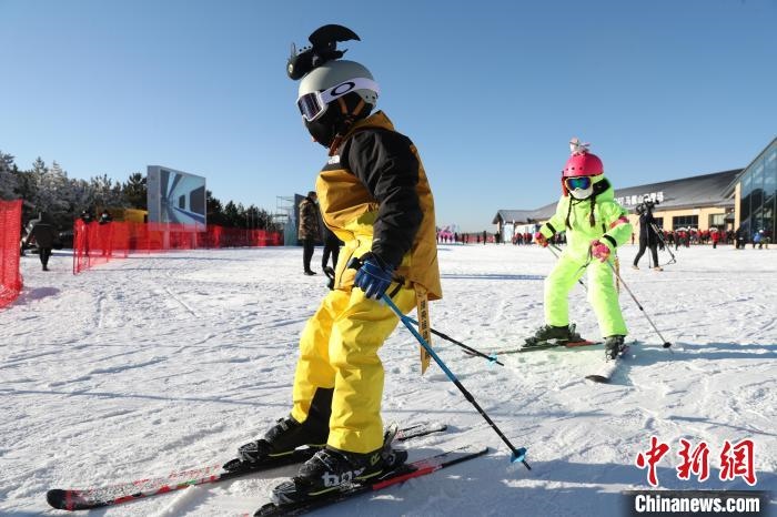 圖為滑雪場現(xiàn)場?！≡S婷 攝