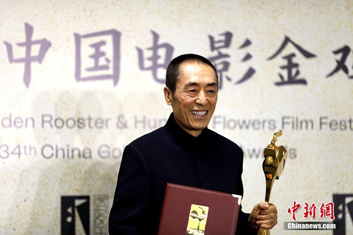 12月30日晚，第34屆中國電影金雞獎頒獎典禮在福建省廈門市舉行。張藝謀以執(zhí)導(dǎo)《懸崖之上》榮膺最佳導(dǎo)演獎。 <a target='_blank' href='/'>中新社</a>記者 呂明 攝