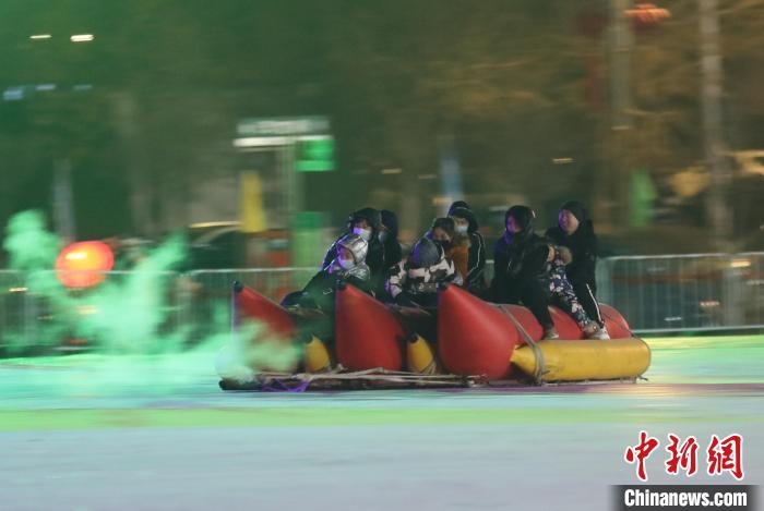 民眾沉醉在冰上香蕉船的快樂中?！∮诤Ｑ?攝