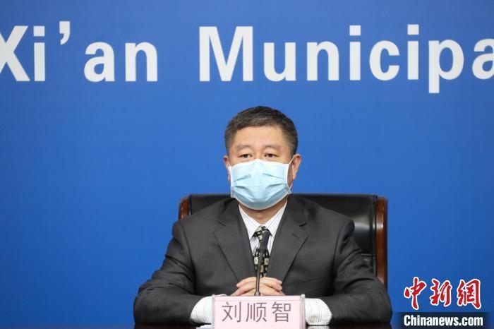 圖為西安市衛(wèi)生健康委主任劉順智6日在新聞發(fā)布會上?！∥靼彩姓﹫D