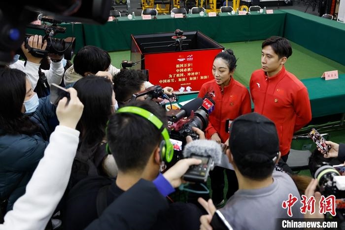 1月5日晚，全力沖刺北京冬奧學(xué)習(xí)座談會在北京舉行。座談會后，中國花樣滑冰雙人滑組合隋文靜、韓聰接受記者采訪。 <a target='_blank' href='/'>中新社</a>記者 富田 攝