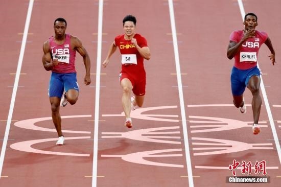 資料圖：北京時間8月1日晚，在東京奧運會男子百米決賽中，中國選手蘇炳添以9.98秒的成績獲得第六名，作為首位闖進奧運男子百米決賽的中國人，他再次創(chuàng)造了歷史。圖為蘇炳添在比賽中。<a target='_blank' href='/'>中新社</a>記者 富田 攝