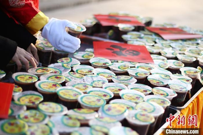 資料圖：工作人員將定制的臘八粥擺放整齊?！°蟛?攝