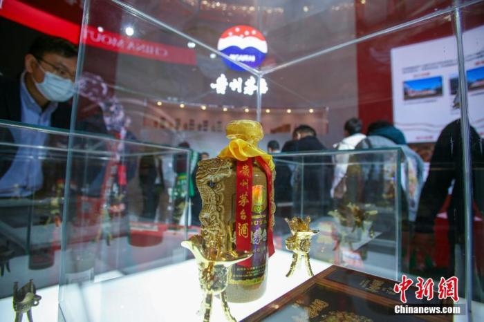 10月19日，天津，參觀者在中國茅臺展位參觀展示的白酒。當天，第105屆全國糖酒商品交易會在國家會展中心(天津)啟幕。本屆糖酒會展覽總面積20萬平方米，吸引了來自40多個國家和地區(qū)的3504家參展商參展，共設(shè)置了傳統(tǒng)酒類、葡萄酒及國際烈酒、食品及飲料、調(diào)味品及配料、食品機械及包裝等展區(qū)。 <a target='_blank' href='/'>中新社</a>記者 佟郁 攝