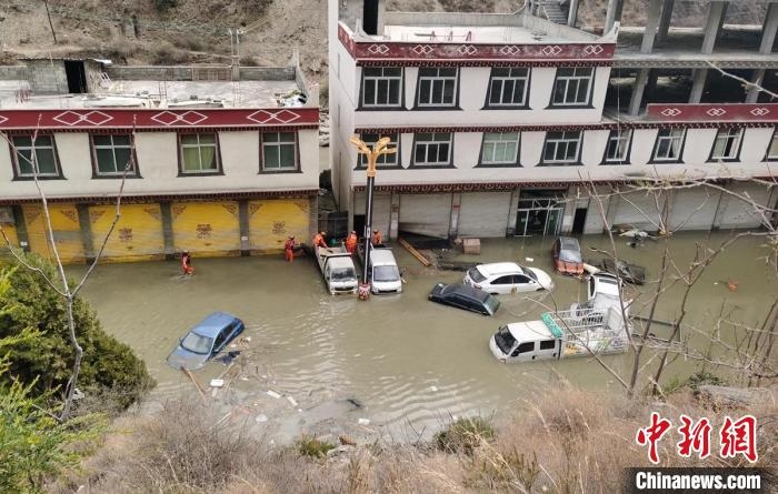 救援人員正在丹巴一處民房被淹處搜尋和轉(zhuǎn)移人員?！≈苡?攝